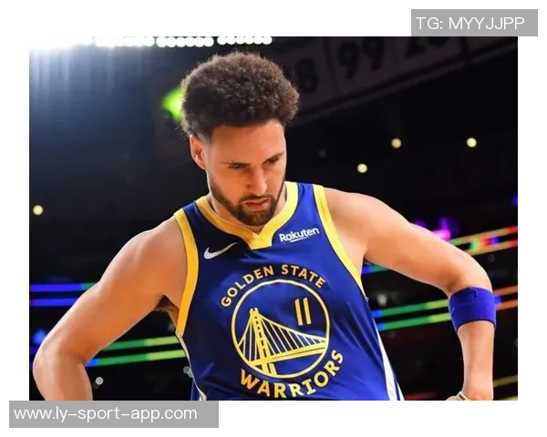 克莱汤普森生涯达成17000分里程碑临时总经理芬利亲自赠送比赛用球